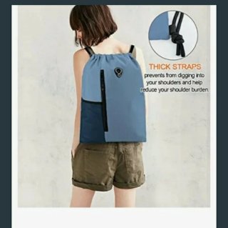 Mochila azul con bolsillo y cremallera