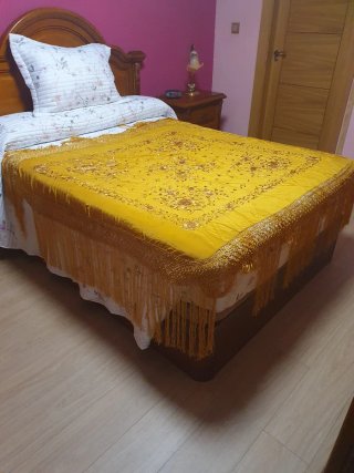 Manton de Manila color mostaza bordado y con Fleco