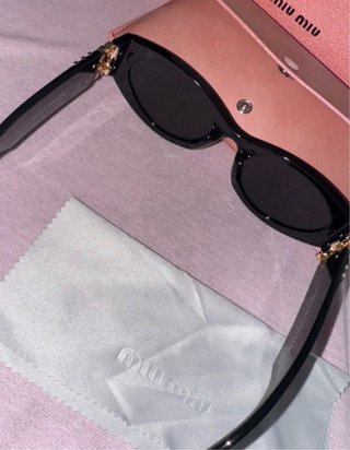 Gafas de sol Miu Miu negras