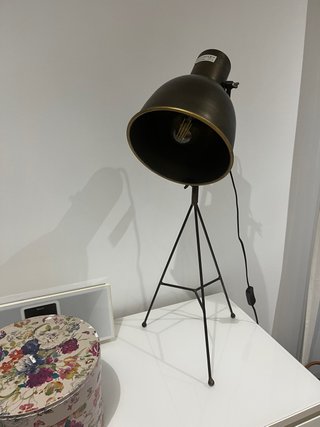Lámpara de mesa estilo industrial