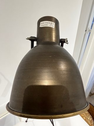 Lámpara de mesa estilo industrial