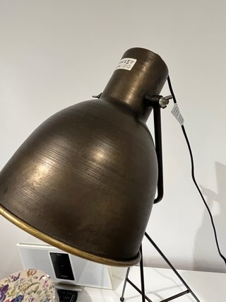 Lámpara de mesa estilo industrial