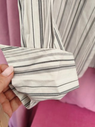 Camisa branca  com riscas pretas e cinza