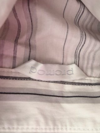 Camisa branca  com riscas pretas e cinza