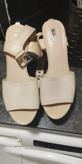 Sandalias Guess Beige y Multicolor