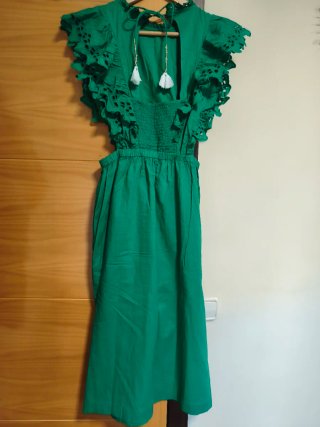 Vestido verde con volantes y cut-out