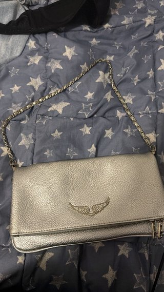 Bolso de mano plateado con cadena