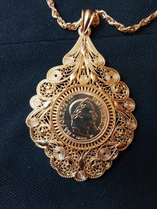 Vendo Medallón Vintage bañado oro 14k
