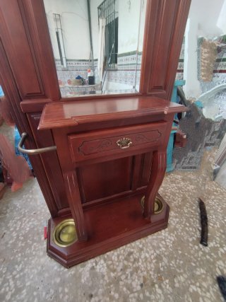 Mueble de entrada de madera con espejo