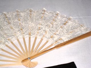 Abanico de encaje beige y blanco