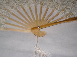 Abanico de encaje beige y blanco