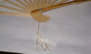 Abanico de encaje beige y blanco
