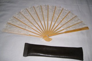 Abanico de encaje beige y blanco