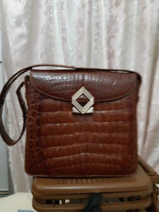 Elegante bolso marrón con asa corta