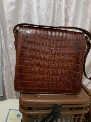 Elegante bolso marrón con asa corta