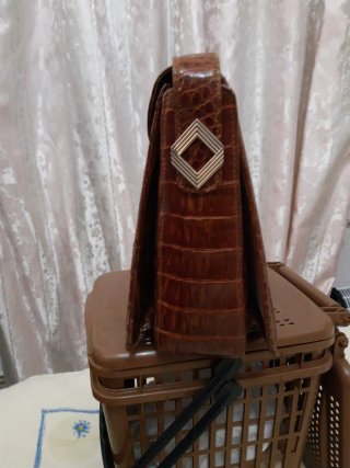 Elegante bolso marrón con asa corta