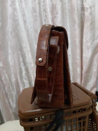 Elegante bolso marrón con asa corta