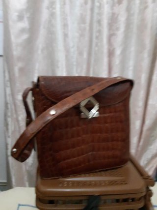 Elegante bolso marrón con asa corta