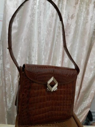 Elegante bolso marrón con asa corta