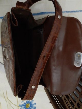 Elegante bolso marrón con asa corta