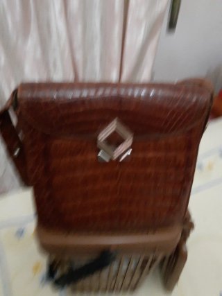 Elegante bolso marrón con asa corta