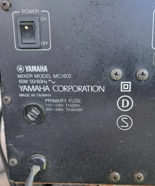 Mesa de Mezclas Yamaha MC1602 16 Canales