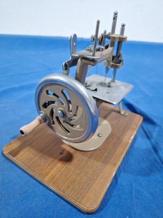 Mini Máquina de Coser Antigua