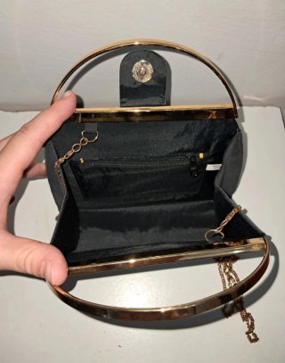 Bolso de mano gris con cadena dorada