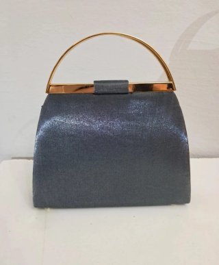Bolso de mano gris con cadena dorada