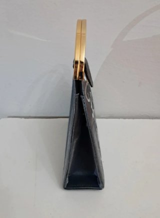 Bolso de mano gris con cadena dorada