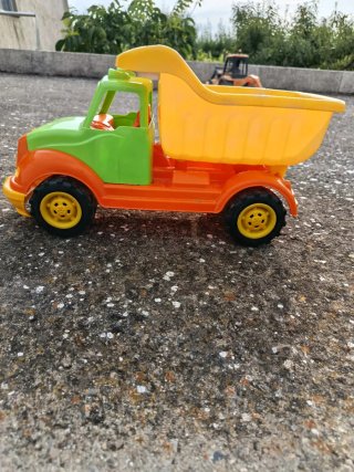 Camión de juguete naranja y verde