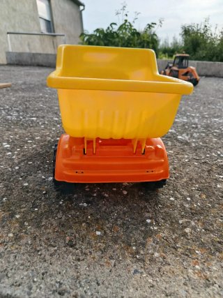Camión de juguete naranja y verde