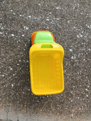 Camión de juguete naranja y verde