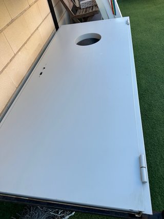 Puerta metálica blanca con diseño