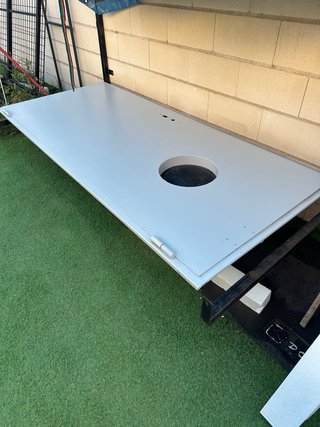 Puerta metálica blanca con diseño