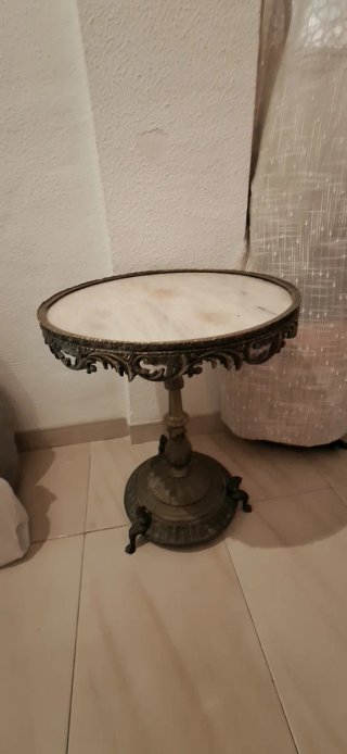 Mesa auxiliar bronce y mármol antigua