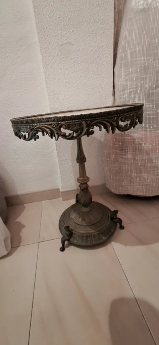 Mesa auxiliar bronce y mármol antigua