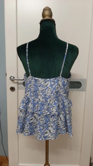 Top con peplo floreale
