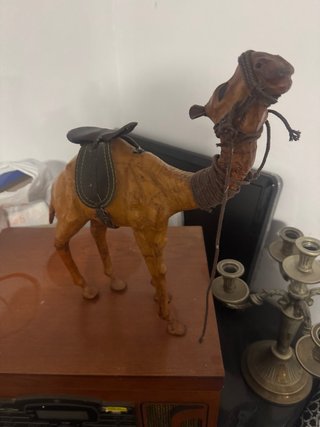 Figura de camello marrón con silla