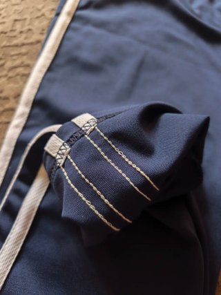 Mallas deportivas azules con rayas blancas