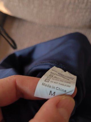 Mallas deportivas azules con rayas blancas