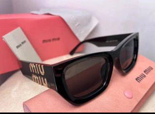 Gafas de sol Miu Miu negras y doradas