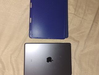Tablet con cover blu