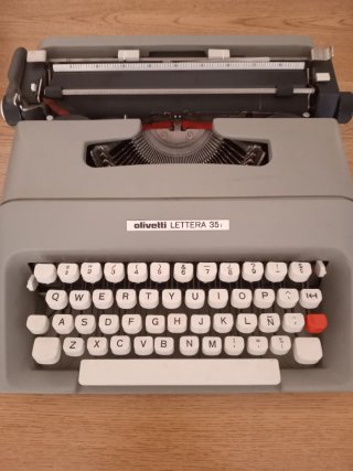 Máquina de escribir Olivetti Lettera 35 con funda
