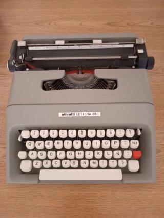 Máquina de escribir Olivetti Lettera 35 con funda