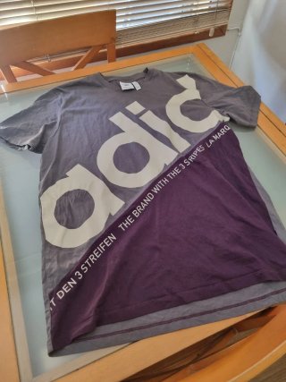 Camiseta Adidas gris y morada