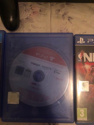 Consola PS4 Negra + 4 Juegos + 2 Mandos
