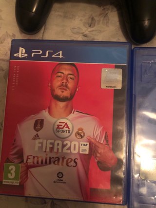 Consola PS4 Negra + 4 Juegos + 2 Mandos