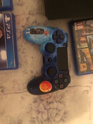 Consola PS4 Negra + 4 Juegos + 2 Mandos