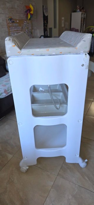 Bañera y cambiador para bebé con ruedas.